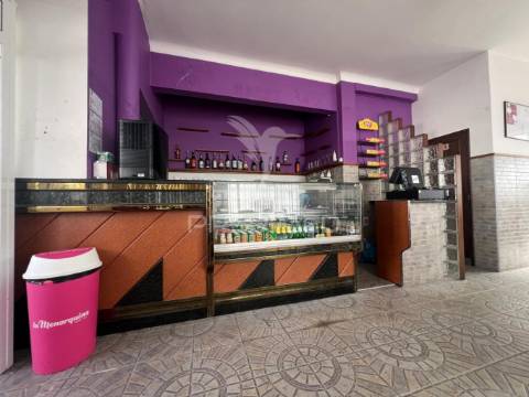 Arrenda-se café / snack bar com esplanada no centro histórico de palmela