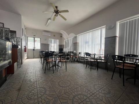Arrenda-se café / snack bar com esplanada no centro histórico de palmela