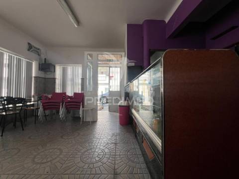 Arrenda-se café / snack bar com esplanada no centro histórico de palmela