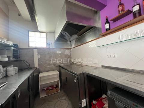 Arrenda-se café / snack bar com esplanada no centro histórico de palmela