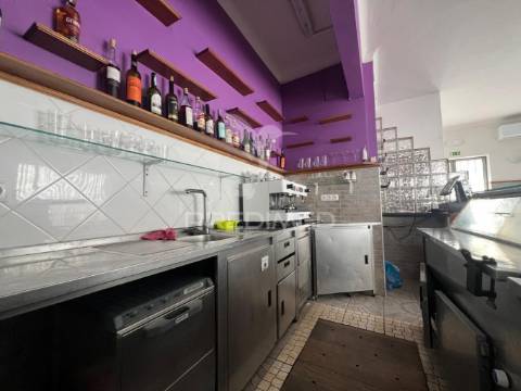 Arrenda-se café / snack bar com esplanada no centro histórico de palmela