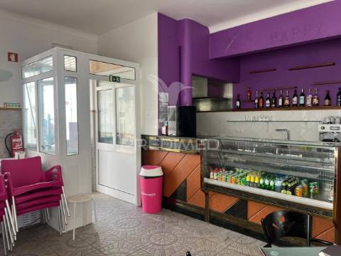Arrenda-se café / snack bar com esplanada no centro histórico de palmela