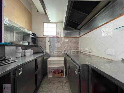 Arrenda-se café / snack bar com esplanada no centro histórico de palmela