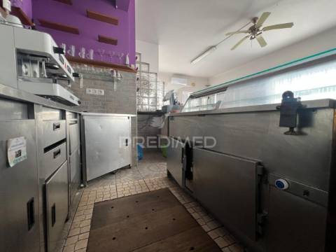 Arrenda-se café / snack bar com esplanada no centro histórico de palmela
