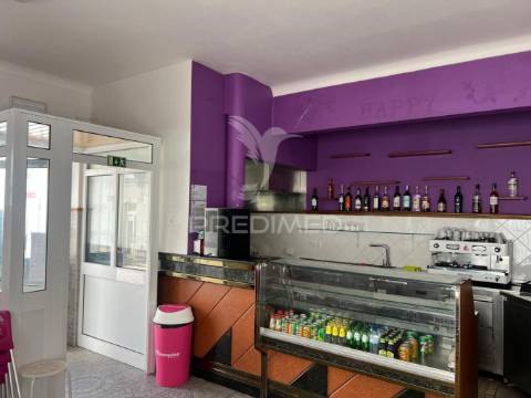 Arrenda-se café / snack bar com esplanada no centro histórico de palmela