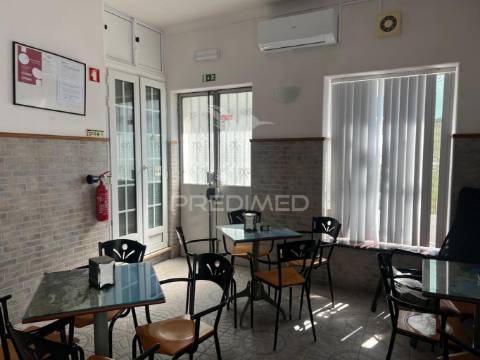 Arrenda-se café / snack bar com esplanada no centro histórico de palmela