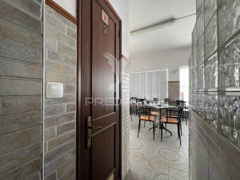 Arrenda-se café / snack bar com esplanada no centro histórico de palmela