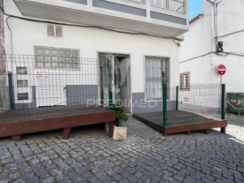 Arrenda-se café / snack bar com esplanada no centro histórico de palmela