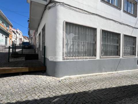 Arrenda-se café / snack bar com esplanada no centro histórico de palmela
