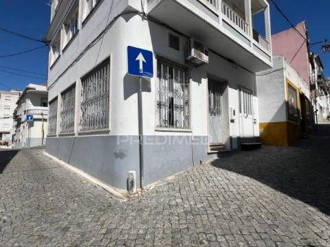 Arrenda-se café / snack bar com esplanada no centro histórico de palmela