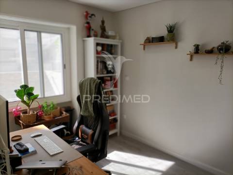 Apartamento t2 remodelado com logradouro - centro vila franca de xira