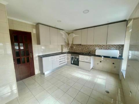 Apartamento t2  boas áreas, com arrecadação  - moita