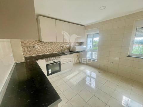Apartamento t2  boas áreas, com arrecadação  - moita