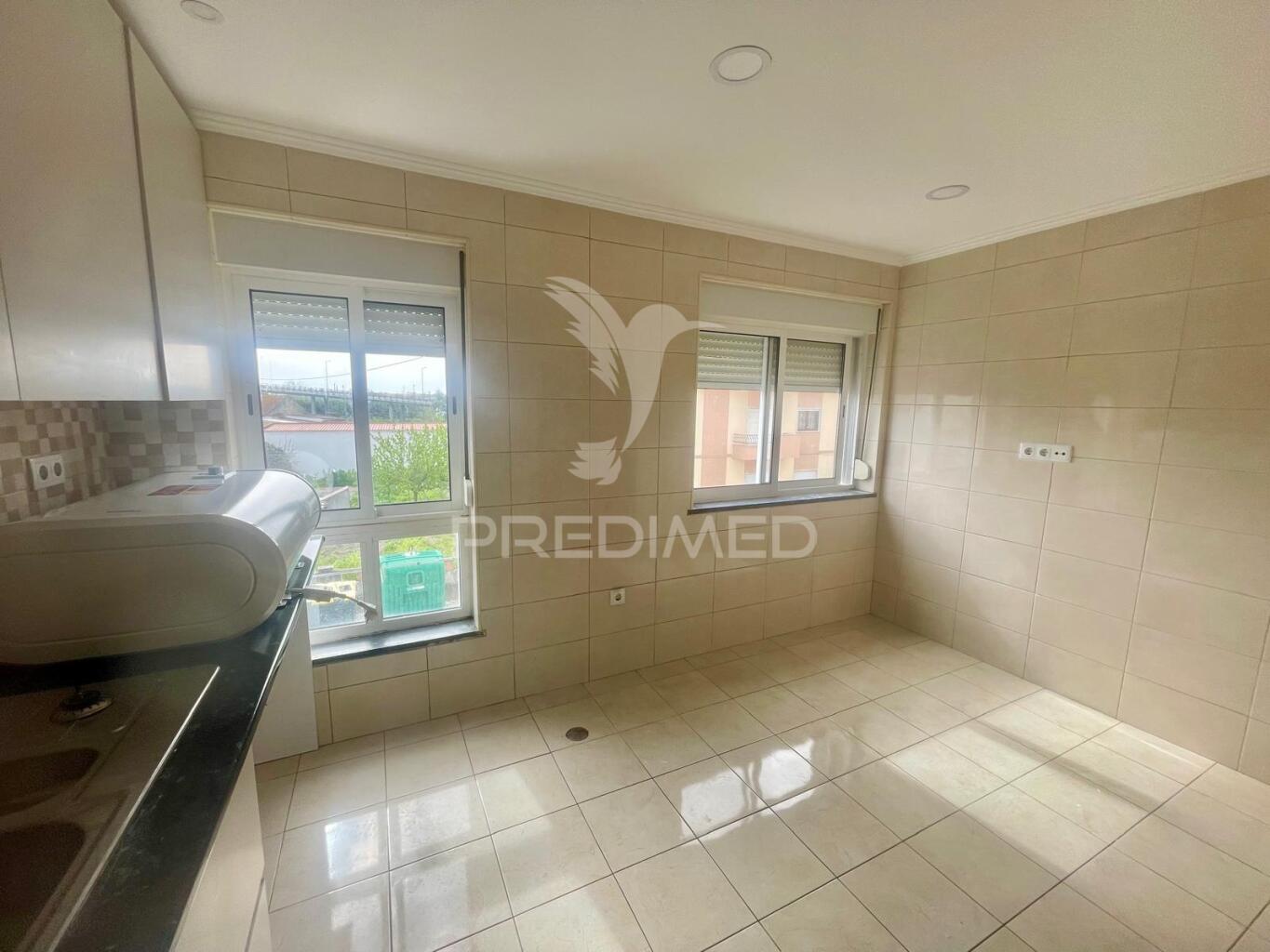 Apartamento t2  boas áreas, com arrecadação  - moita