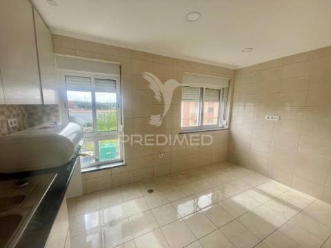 Apartamento t2  boas áreas, com arrecadação  - moita