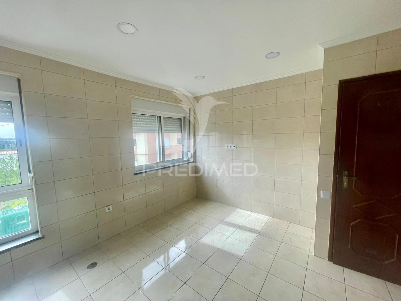 Apartamento t2  boas áreas, com arrecadação  - moita