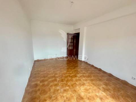 Apartamento t2  boas áreas, com arrecadação  - moita