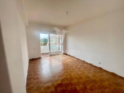 Apartamento t2  boas áreas, com arrecadação  - moita