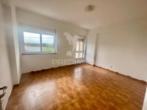 Apartamento t2  boas áreas, com arrecadação  - moita