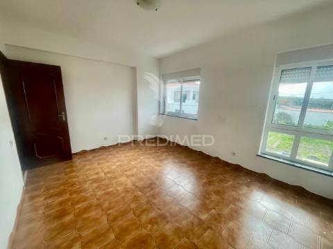 Apartamento t2  boas áreas, com arrecadação  - moita