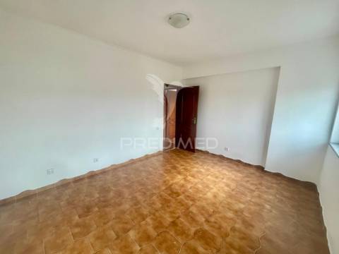 Apartamento t2  boas áreas, com arrecadação  - moita