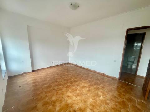 Apartamento t2  boas áreas, com arrecadação  - moita