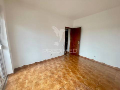 Apartamento t2  boas áreas, com arrecadação  - moita