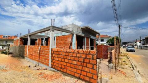 Moradia isolada t4 c/pérgulas, nos redondos - fernão ferro