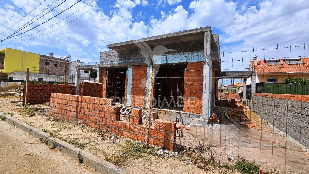 Moradia isolada t4 c/pérgulas, nos redondos - fernão ferro