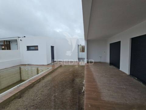 Moradia isol. t3 c/piscina e garagem, vale choupo - azeitão