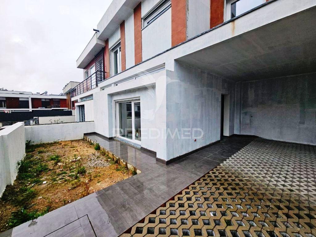 Moradia banda t4, c/garagem, no alto das vinhas - sesimbra