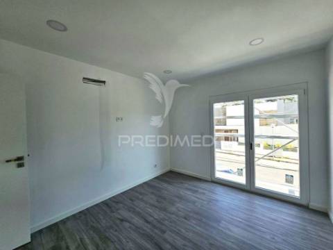 Moradia banda t4, c/garagem, no alto das vinhas - sesimbra