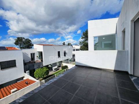 Moradia banda t4, c/garagem, no alto das vinhas - sesimbra