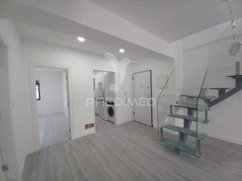 Fantastico duplex completamente restaurado na costa da caparica
