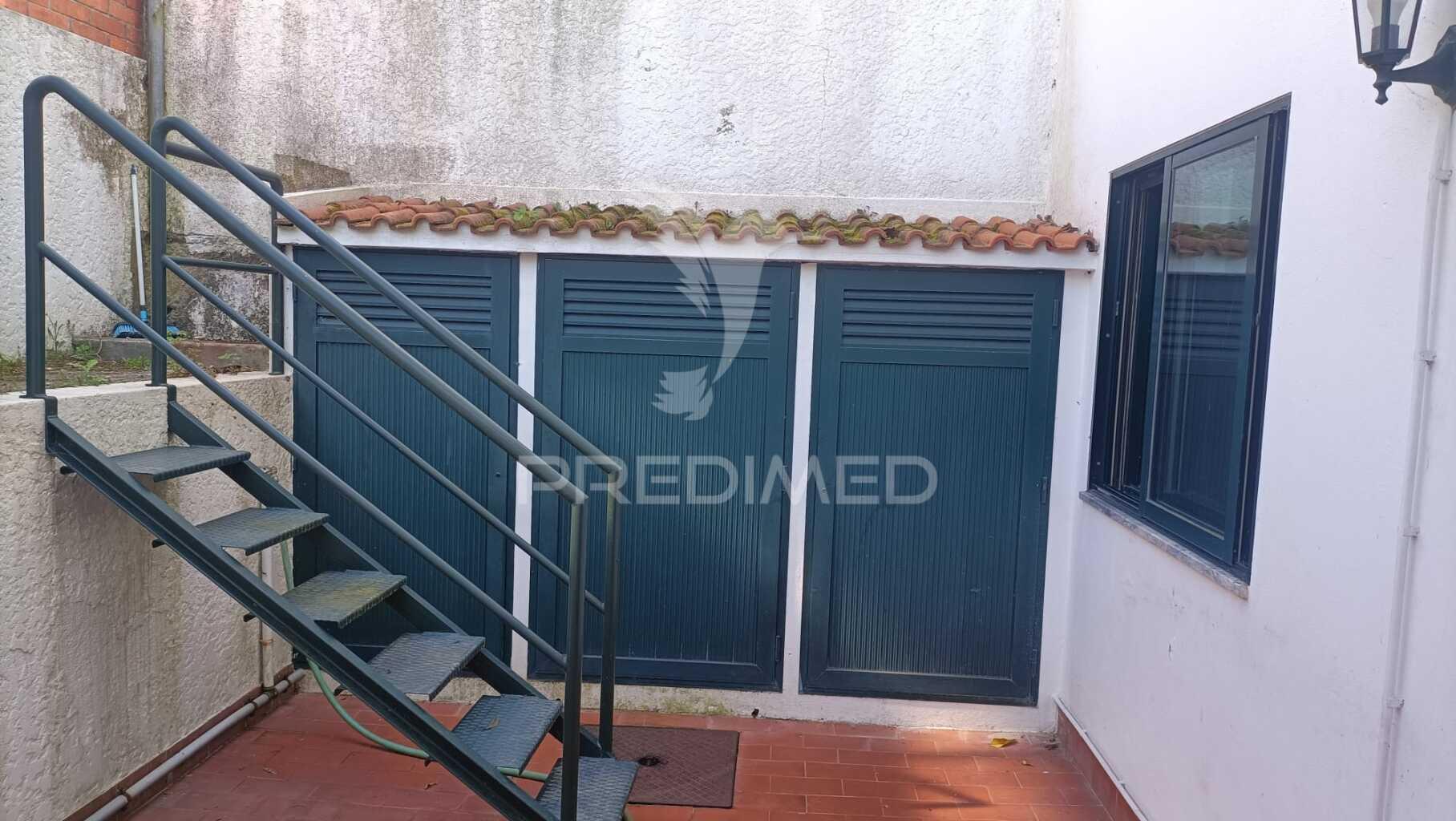 Andar de moradia t2, com pátio e garagem, em folgosa da maia
