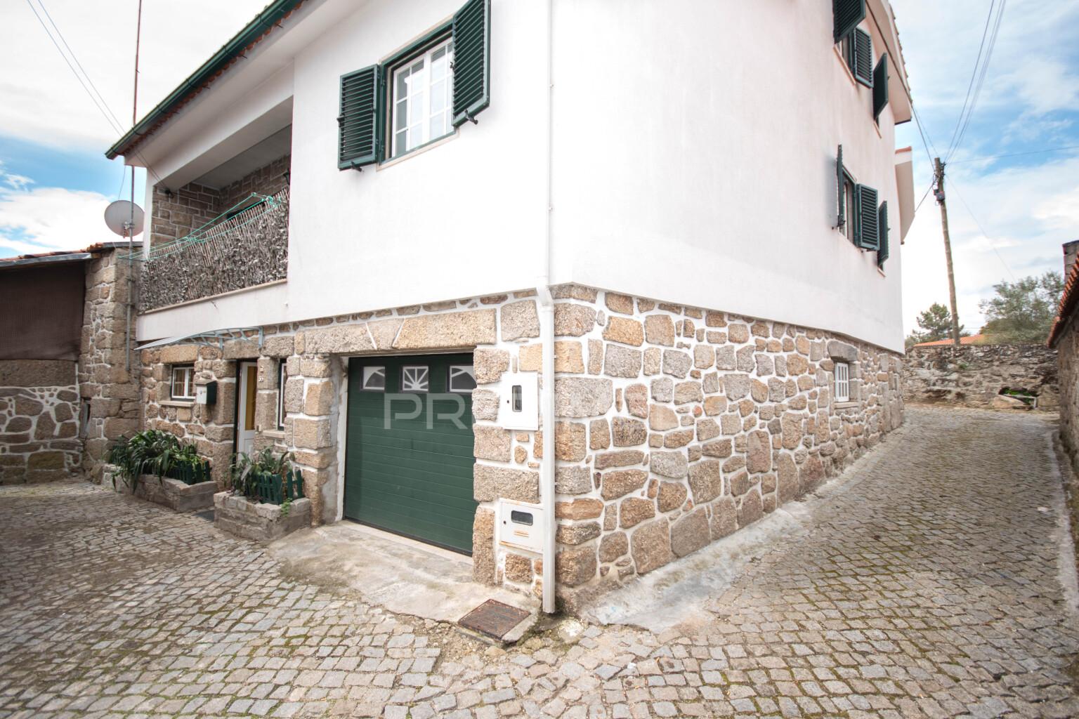 Moradia t3 localizada na  aldeia da lageosa do mondego, no concelho de celorico da beira.