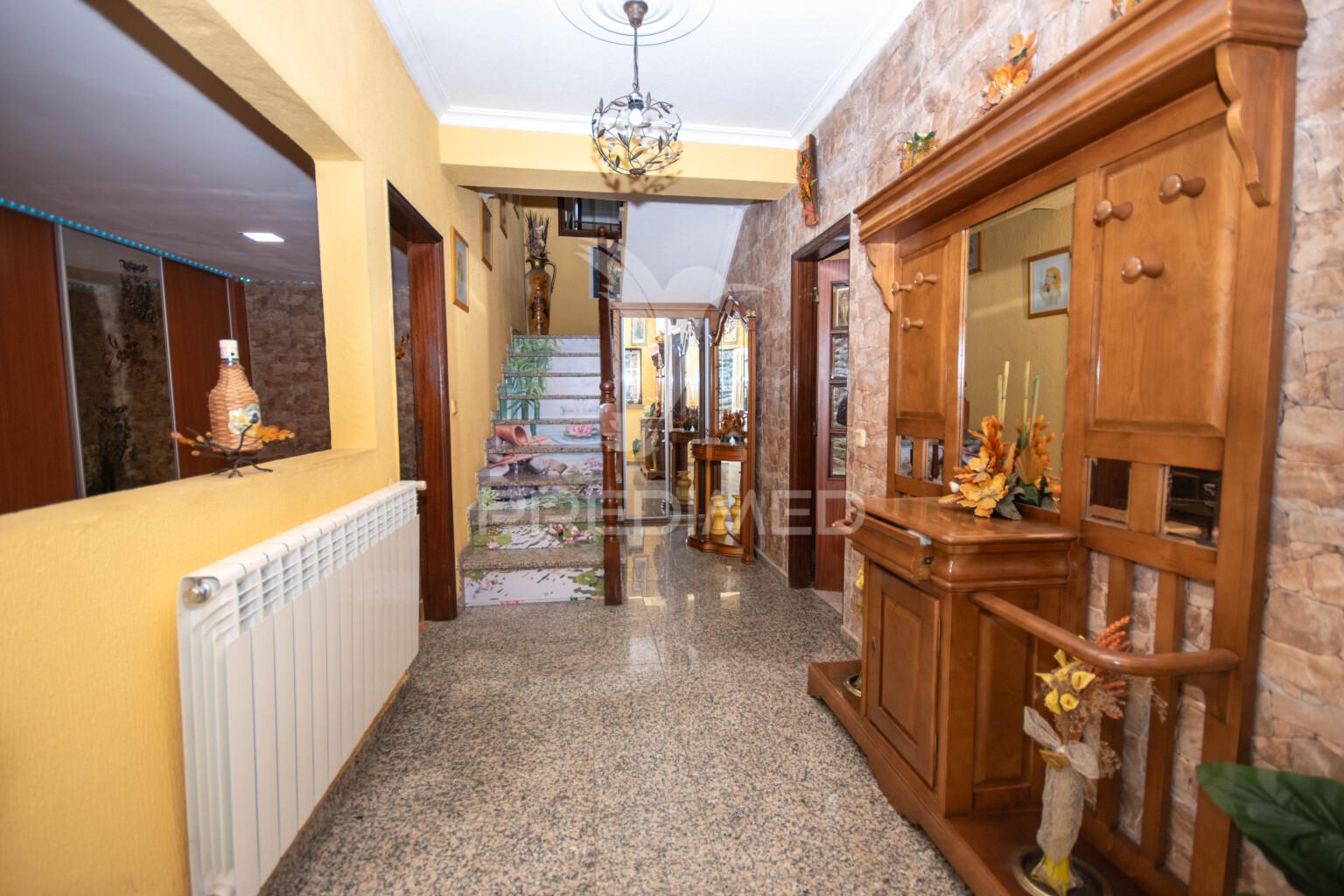 Moradia t3 localizada na  aldeia da lageosa do mondego, no concelho de celorico da beira.