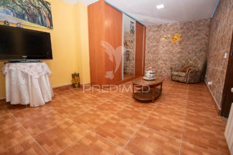 Moradia t3 localizada na  aldeia da lageosa do mondego, no concelho de celorico da beira.