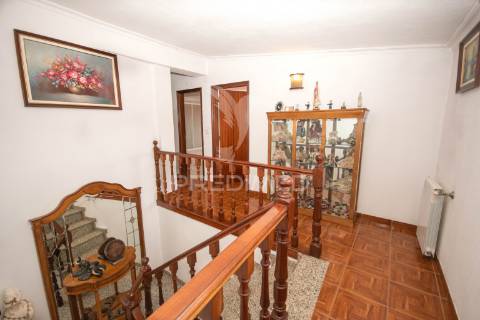 Moradia t3 localizada na  aldeia da lageosa do mondego, no concelho de celorico da beira.