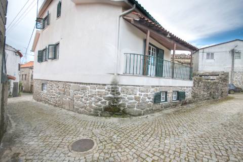 Moradia t3 localizada na  aldeia da lageosa do mondego, no concelho de celorico da beira.