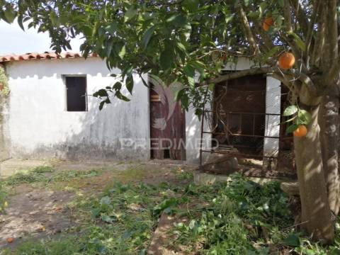 Moradia t3 com quintal, na mimosa ,alvalade do sado.
