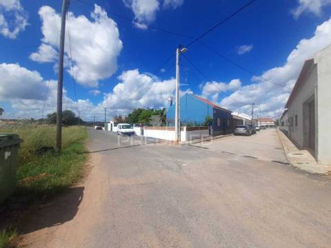 Moradia t3 com quintal, na mimosa ,alvalade do sado.