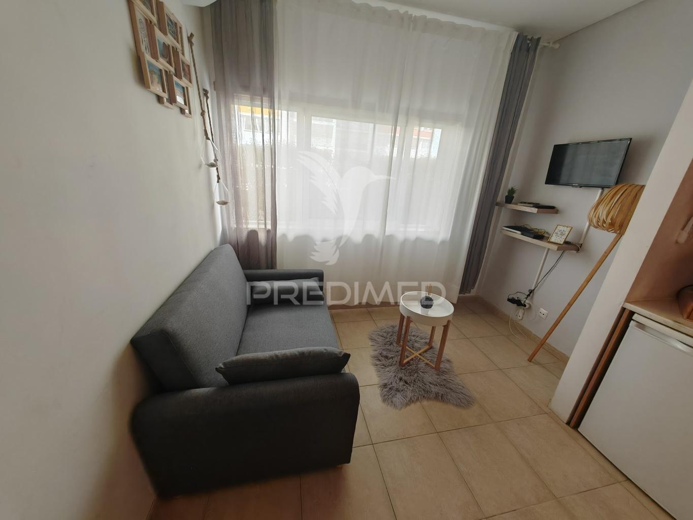 Apartamento t1 com piscina e estacionamento