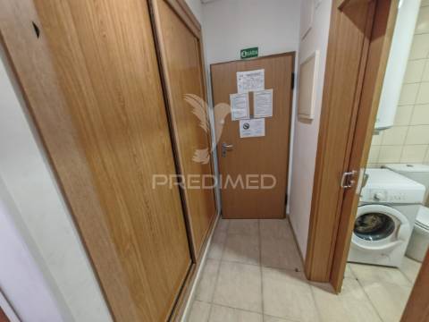 Apartamento t1 com piscina e estacionamento