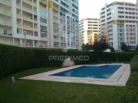 Apartamento t1 com piscina e estacionamento
