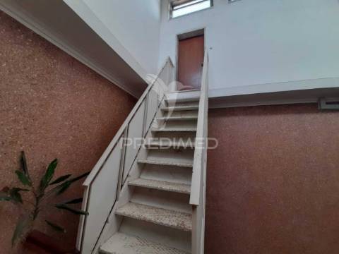 Magnifico t3 com arrecadação, remodelado, alto do moinho, corroios.