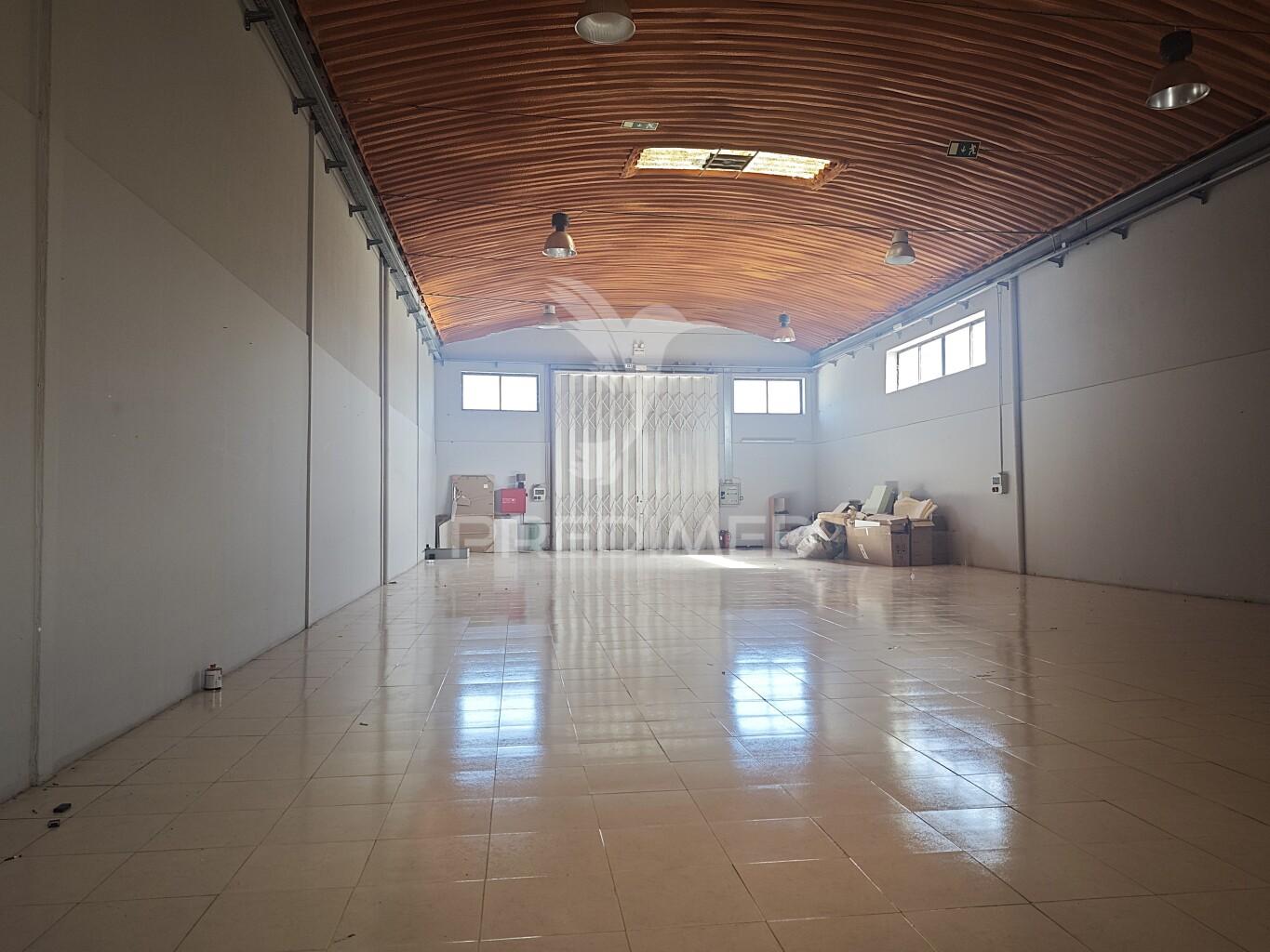 Pavilhão industrial com 550 m² em coina