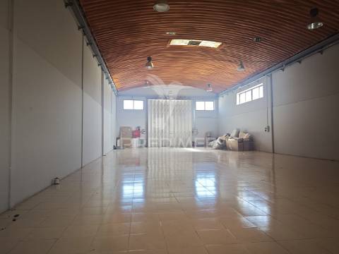 Pavilhão industrial com 550 m² em coina