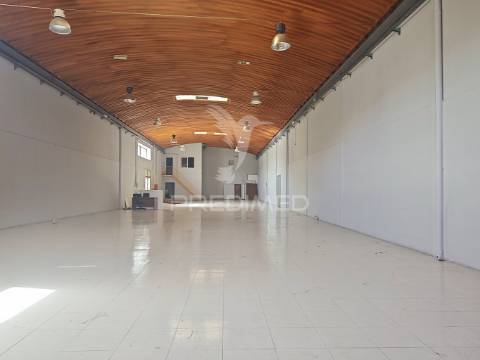 Pavilhão industrial com 550 m² em coina
