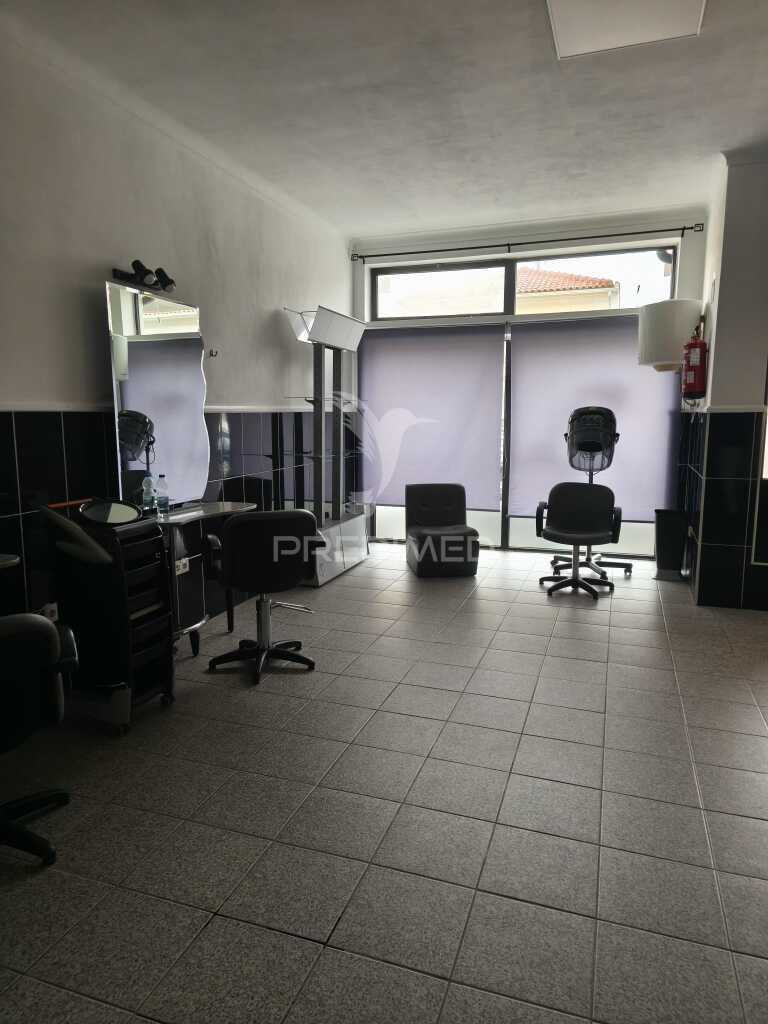 Salão de cabeleireiro espaçoso e funcional para arrendamento